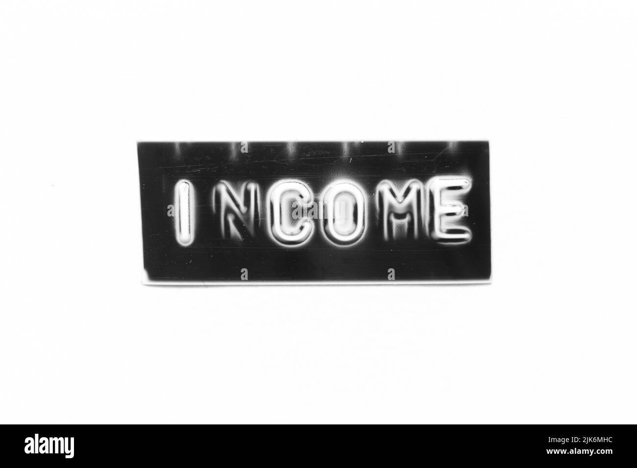 Banner di colore nero con lettera in rilievo con reddito di parola su sfondo di carta bianca Foto Stock