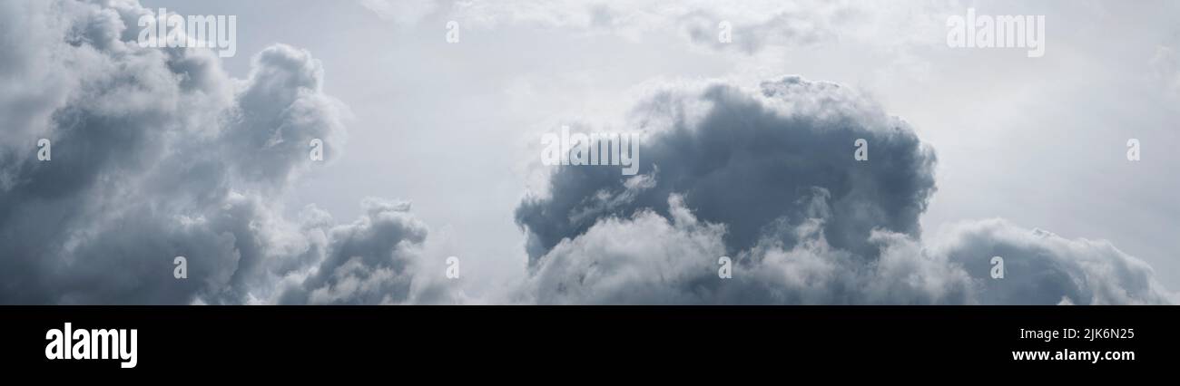 Panorama ultra ampio delle nuvole tempesta che si costruisce su Londra, Inghilterra Foto Stock