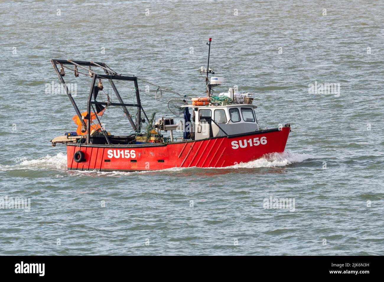 Nave da pesca SU156 Audacity in arrivo verso la base a Leigh on Sea sull'estuario del Tamigi, passando Southend on Sea, Essex, UK. Piccola barca da lavoro Foto Stock