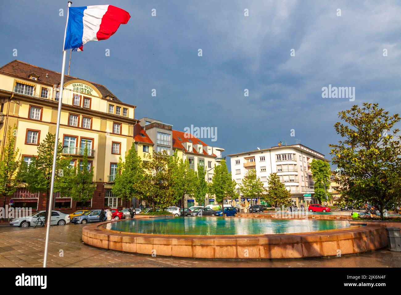 Colmar, Francia - 2 maggio 2019: Piazza della stazione ferroviaria (Place de la Gare) nella città di Colmar, Alcase, Francia Foto Stock