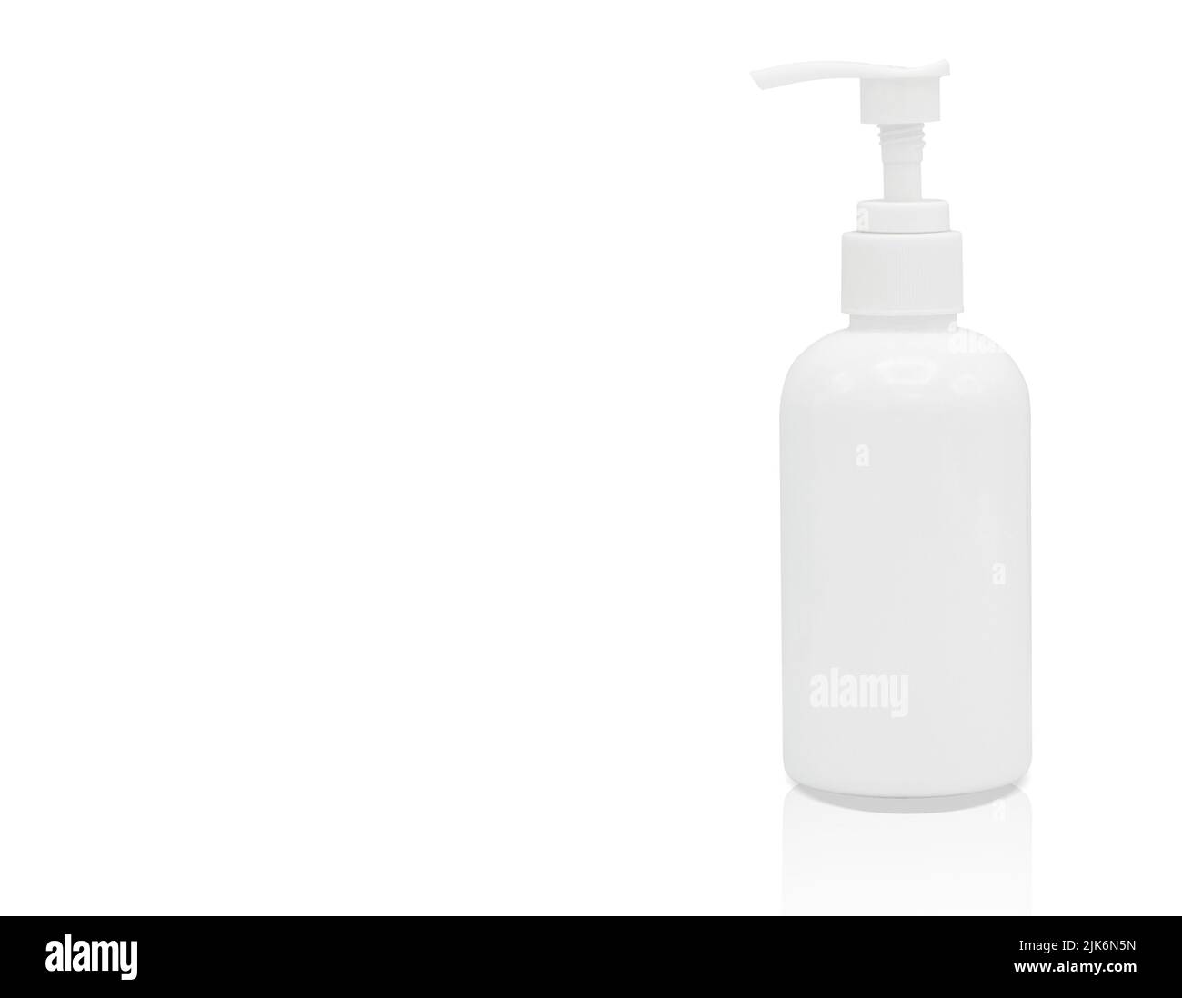 Vasetto bianco crema isolato su sfondo bianco con tracciato di ritaglio, spazio di copia Foto Stock