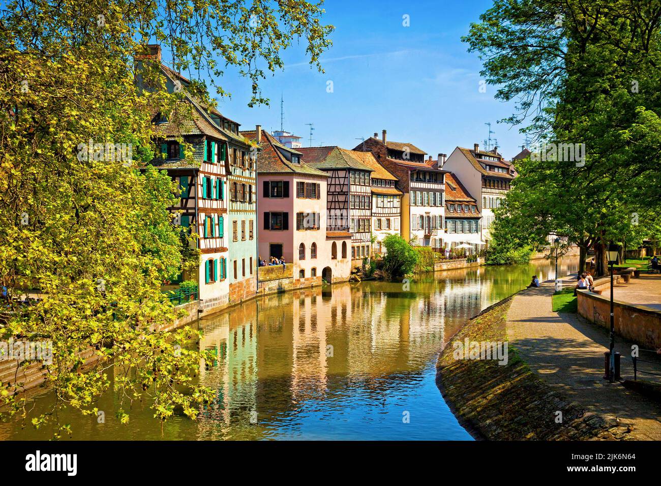 Canale di navigazione ill e Quai de la Petite-France a Strasburgo città, Alsazia, Francia. Situato nel quartiere storico e turistico di Petite France Foto Stock