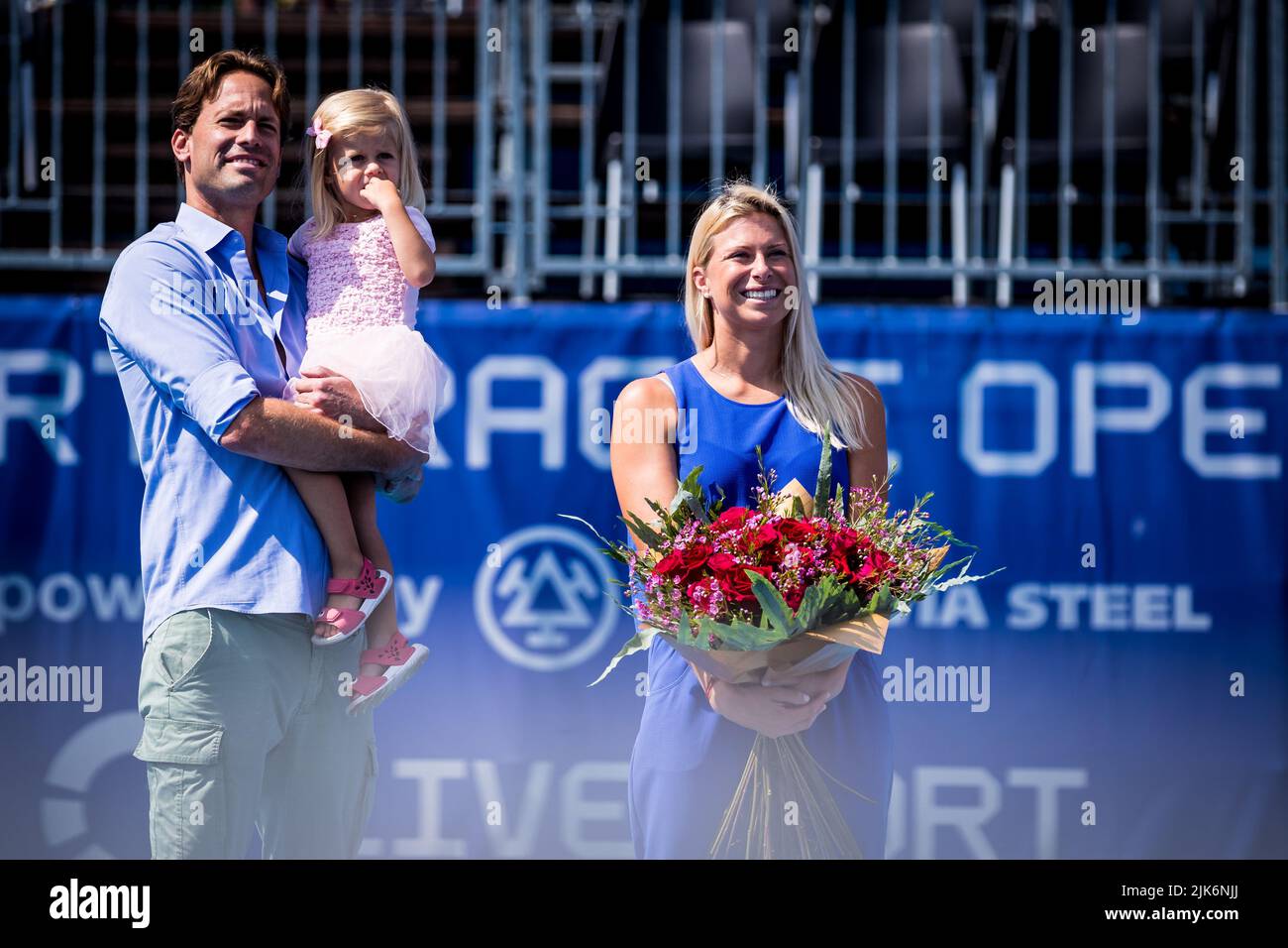 Praga, Repubblica Ceca. 31st luglio 2022. L'ex tennista Andrea Sestini Hlavackova dice Arrivederci alla sua carriera durante una cerimonia al torneo femminile di tennis aperto Livesport di Praga, 31 luglio 2022, Praga. Da sinistra: Il marito di Hlavackova Fabrizio Sestini e la loro figlia Isabella. Credit: Jaroslav Svoboda/CTK Photo/Alamy Live News Foto Stock