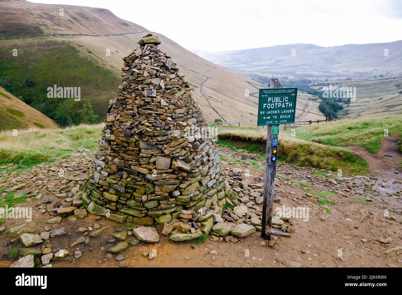 Edale, Derbyshire, Regno Unito, luglio 26 2022 Un simbolo e un simbolo in pietra segna la parte superiore del percorso a scala di Jacob sull'approccio a Kinder Scout. Foto Stock