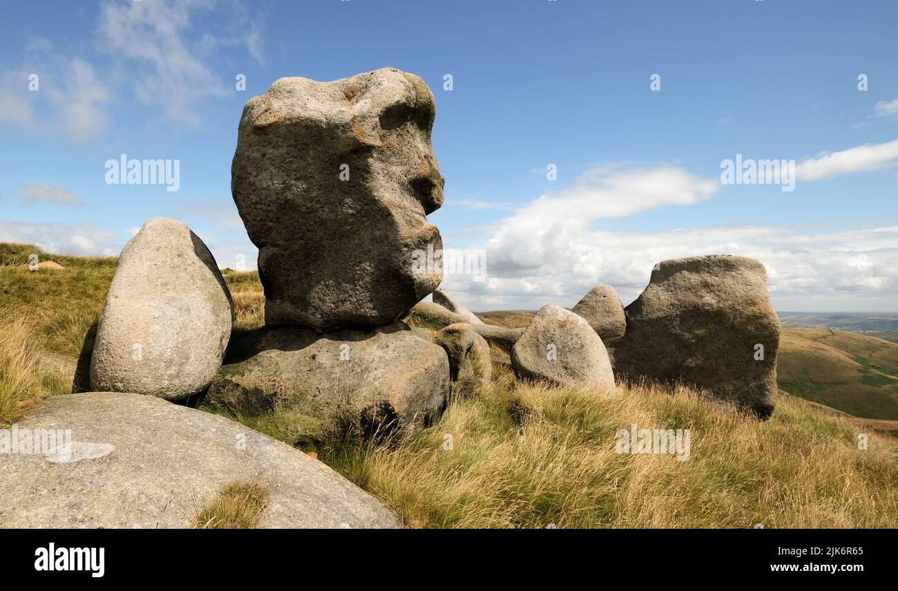 The Woolpacks, un caratteristico affioramento di rocce gritstone ai margini dell'altopiano di Kinder nel Derbyshire Peak District. Foto Stock