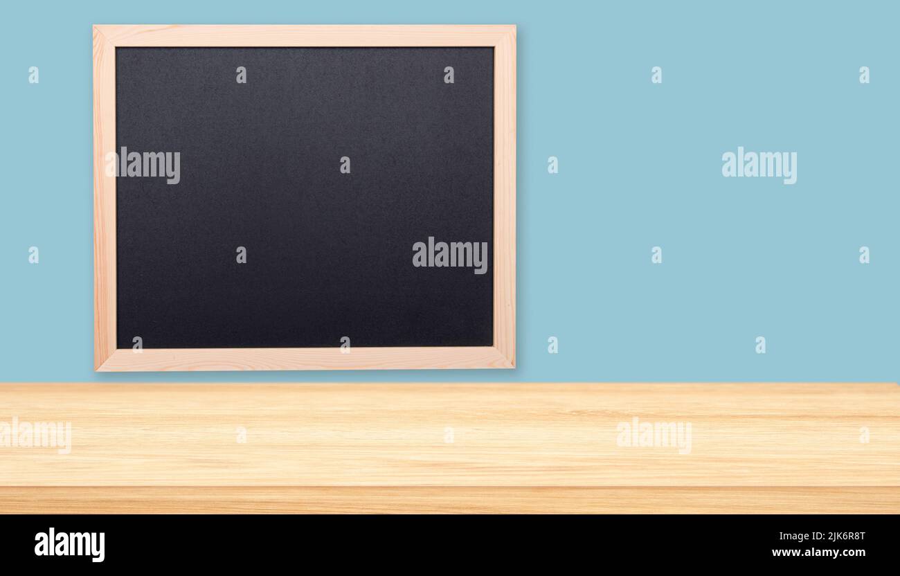 Interno minimo per ufficio o aula con tavolo, scrivania e lavagna nera Foto Stock