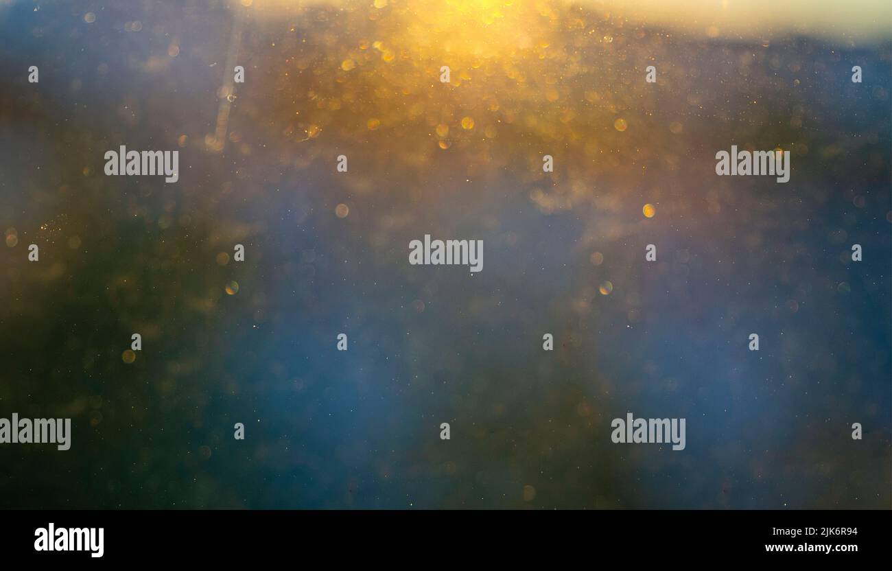Scintillanti raggi di sole, travi con bokeh come texture o sfondo per sovrapposizioni Foto Stock