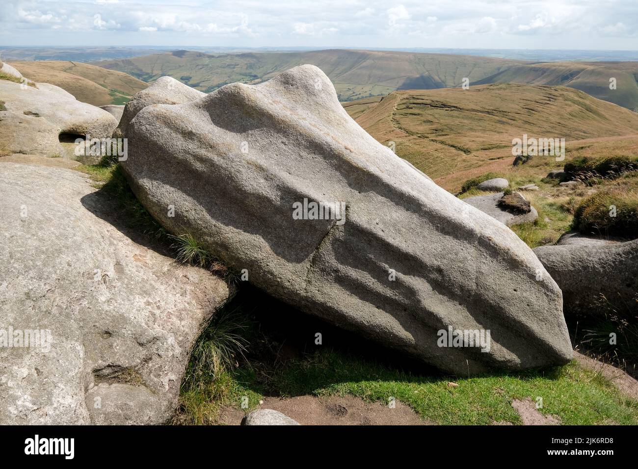 The Woolpacks, un caratteristico affioramento di rocce gritstone ai margini dell'altopiano di Kinder nel Derbyshire Peak District. Foto Stock The Woolpacks, un caratteristico affioramento di rocce gritstone ai margini dell'altopiano di Kinder nel Derbyshire Peak District. Foto Stock