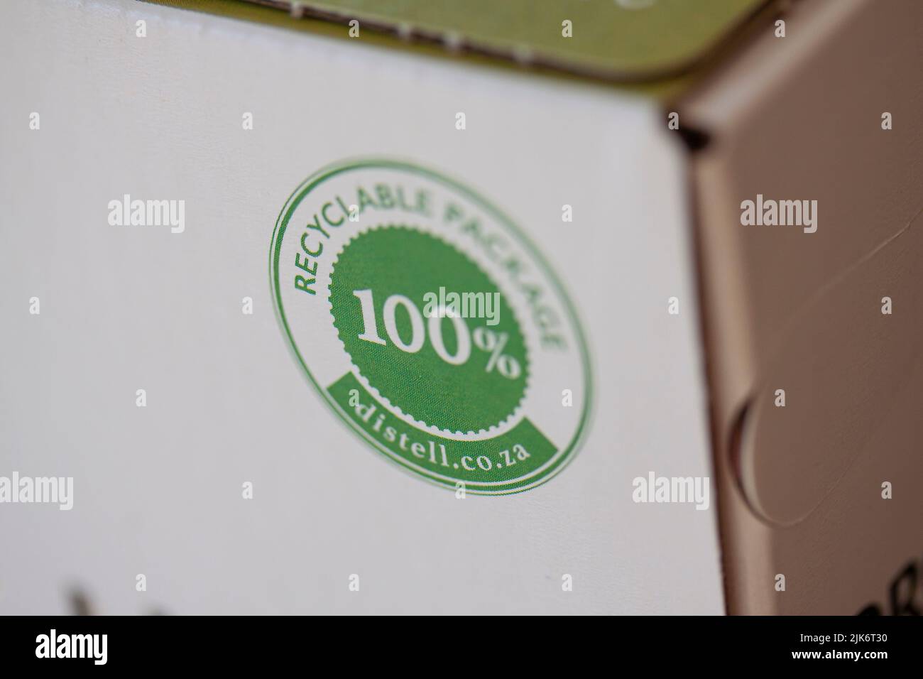 logotipo riciclabile al 100% su confezione di cartone. Foto ravvicinata con messa a fuoco selettiva e profondità di campo poco profonda. Copenaghen, Danimarca - 31 luglio 2 Foto Stock