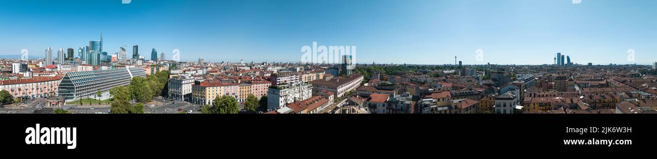 Veduta aerea di Milano. Grattacieli e tetti, zona Garibaldi. Vista dei luoghi più rappresentativi dai grattacieli di Gae Aulenti alle torri tre Torri Foto Stock