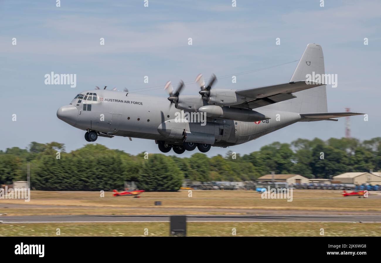 La Demo Quick Reaction Alert effettuata da 2 x EF2000 (Eurofighter) aerei che intercettano un Hercules C-130K che agisce da intruso Foto Stock