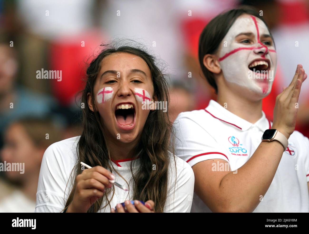 I fan inglesi precedono la finale UEFA Women's Euro 2022 al Wembley Stadium di Londra. Data foto: Domenica 31 luglio 2022. Foto Stock