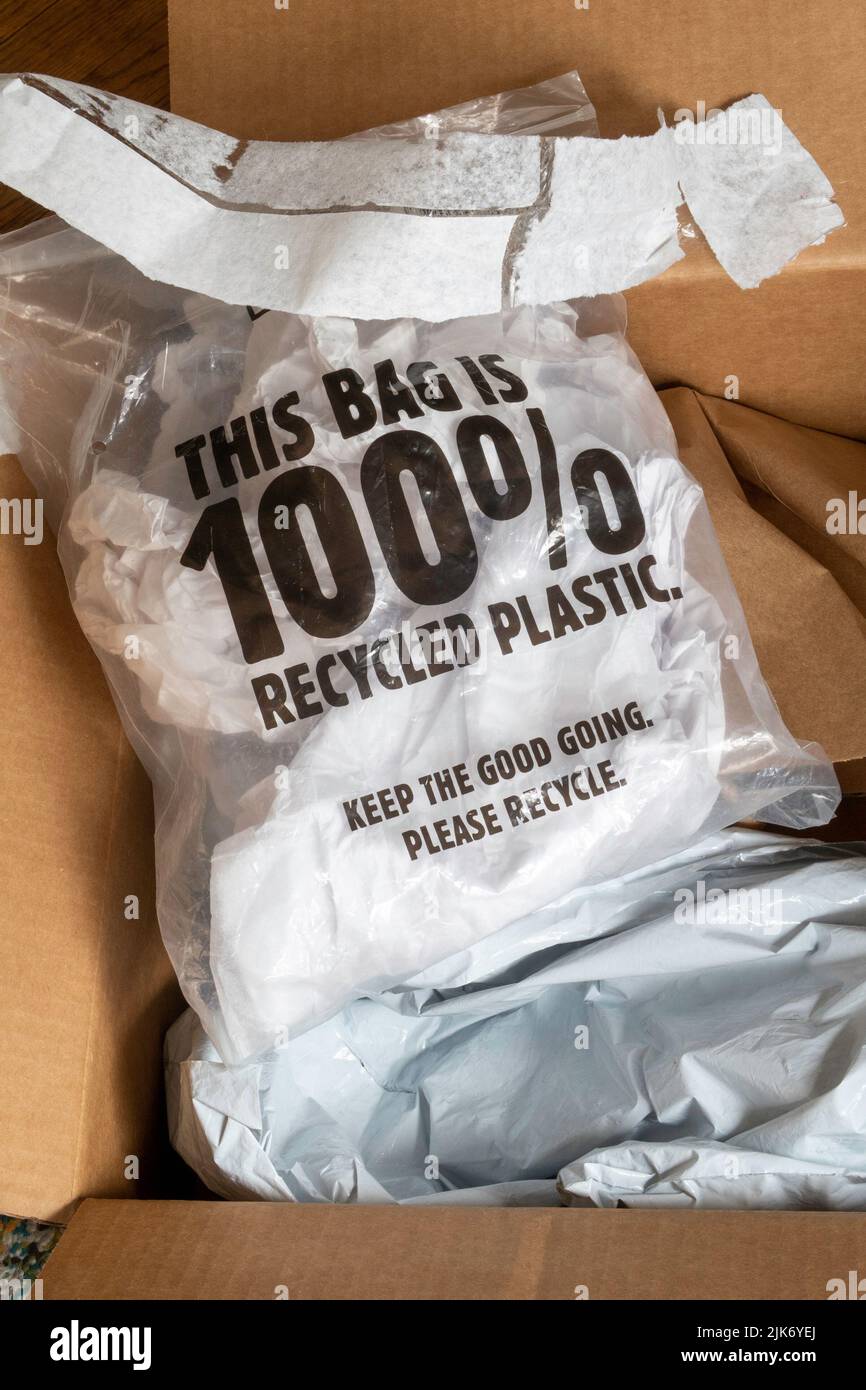Questo sacchetto è al 100% di plastica riciclata, USA 2022 Foto Stock