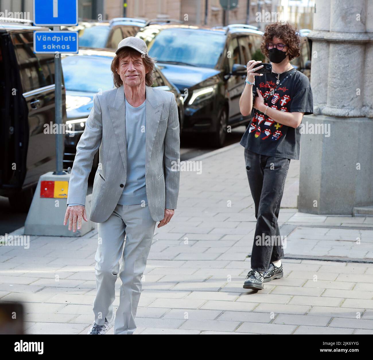 Il frontman dei Rolling Stones, Mick Jagger, lascia l'hotel a Stoccolma la domenica pomeriggio 20220731. I Rolling Stones suonano alla Friends Arena stasera. Foto: Lars Höglund / TT / codice 2884 Foto Stock