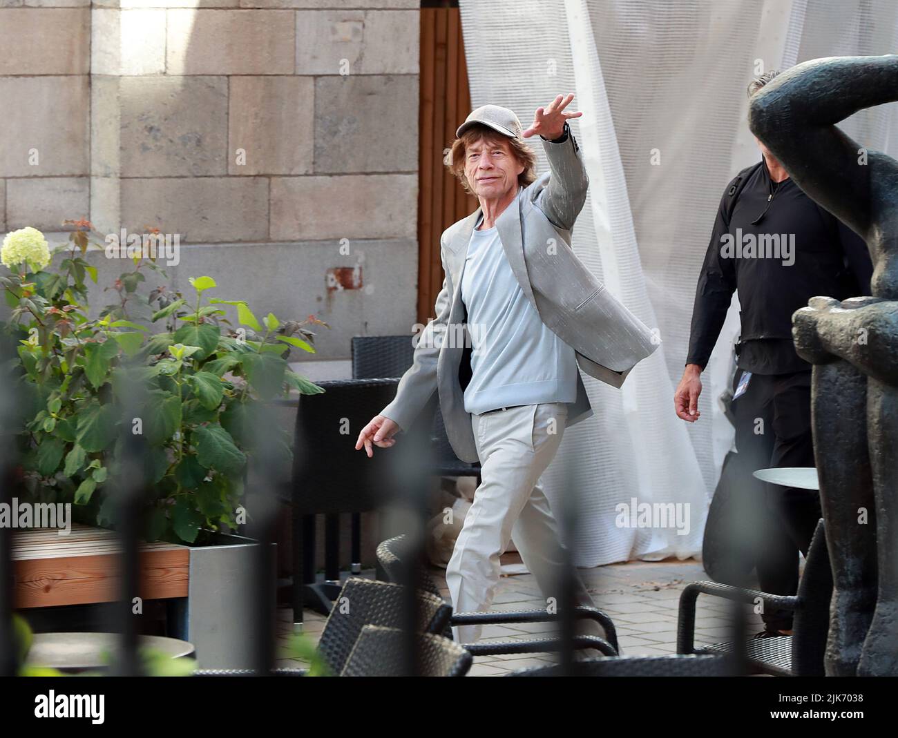 STOCCOLMA 20220731 il frontman dei Rolling Stone Mick Jagger lascia l'hotel a Stoccolma la domenica pomeriggio. I Rolling Stones suonano alla Friends Arena stasera. Foto: Lars Höglund / TT / codice 2884 Foto Stock