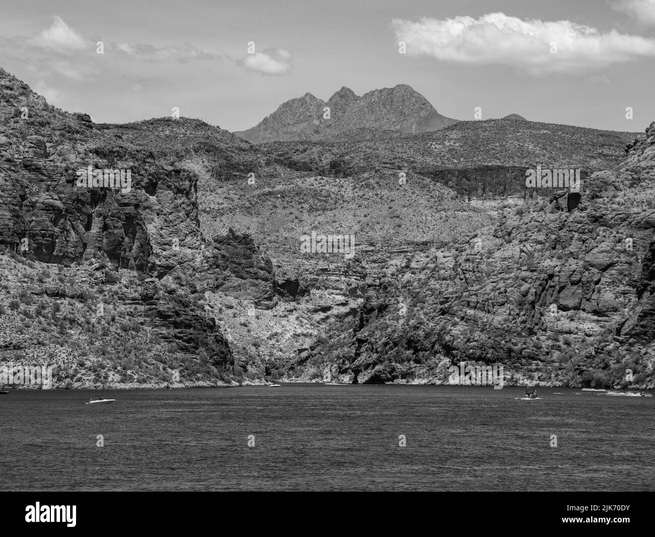 Lo splendido lago artificiale, noto come Canyon Lake, è un paradiso per chi ama il mare vicino a Phoenix, Arizona, con pareti rocciose di taglio, splendide acque e molti animali Foto Stock