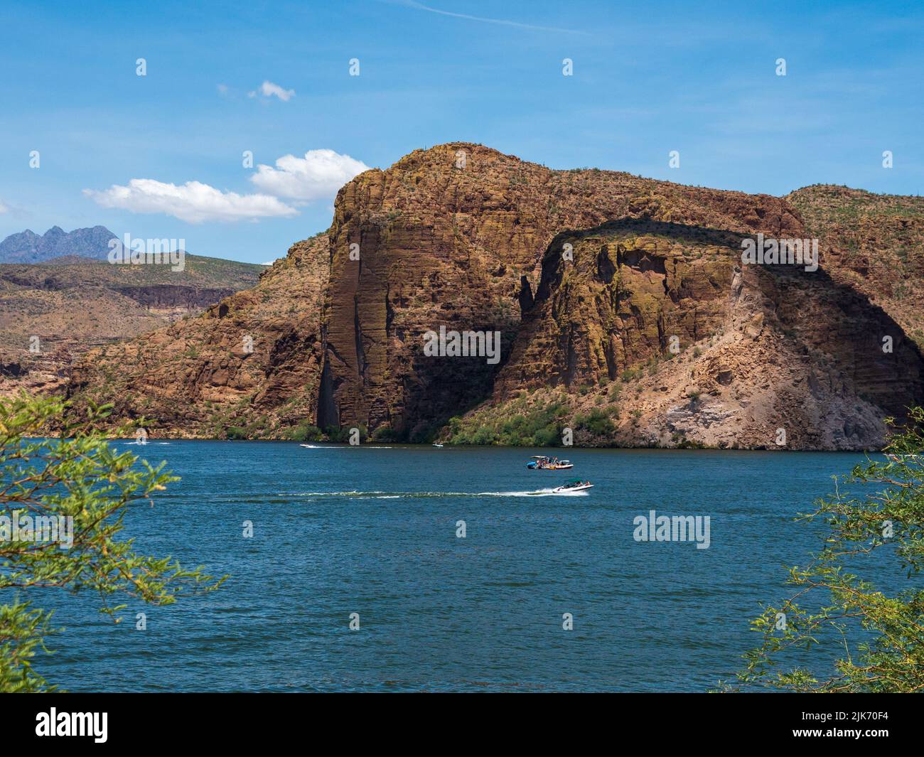 Lo splendido lago artificiale, noto come Canyon Lake, è un paradiso per chi ama il mare vicino a Phoenix, Arizona, con pareti rocciose di taglio, splendide acque e molti animali Foto Stock