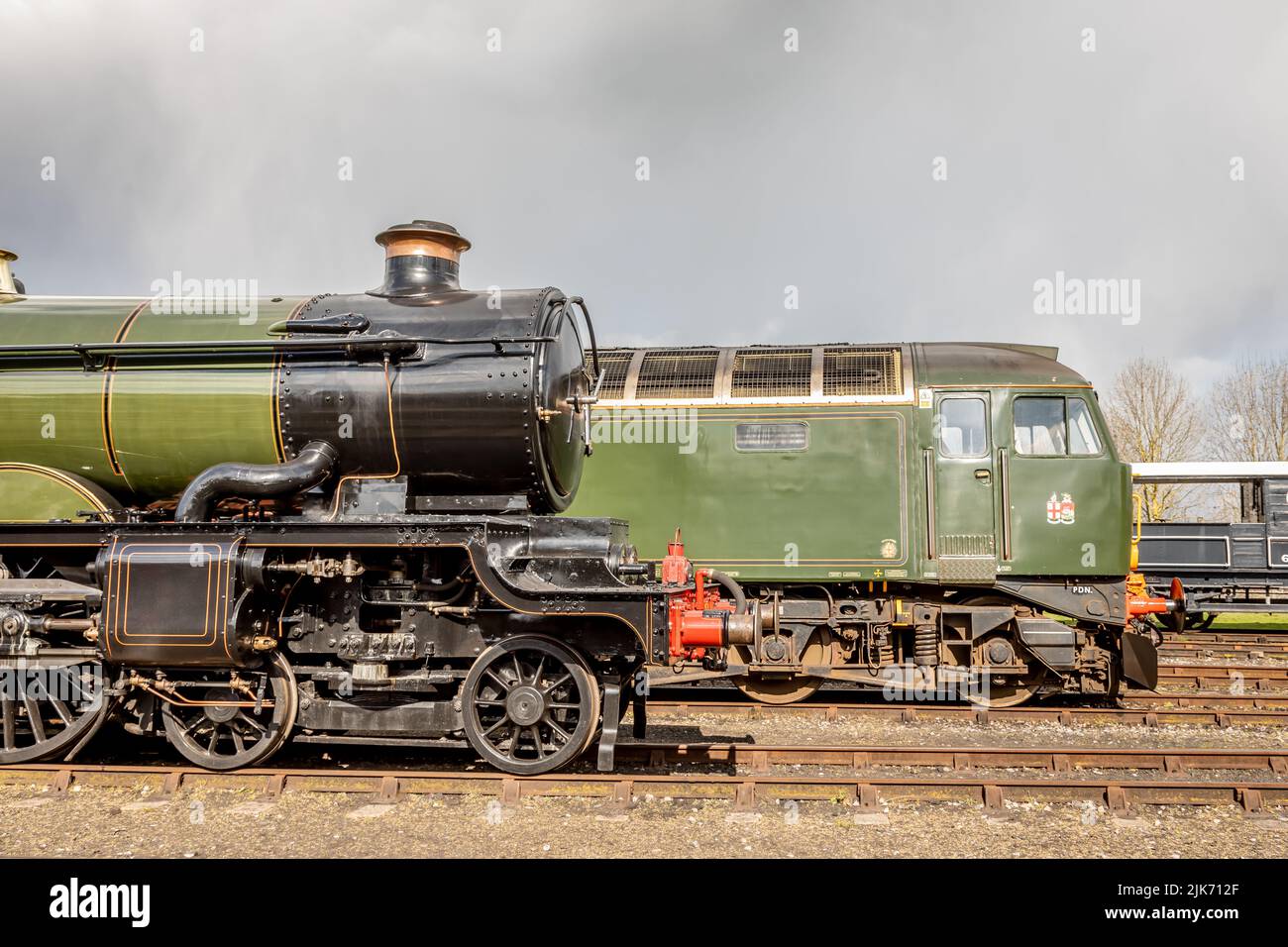 BR Classe 57 No. 57604 'Pendennis Castle' e GWR 'Castle' 4-6-0 No. 4079 'Pendennis Castle', Didcot Railway Center, Oxfordshire, Inghilterra, Regno Unito Foto Stock