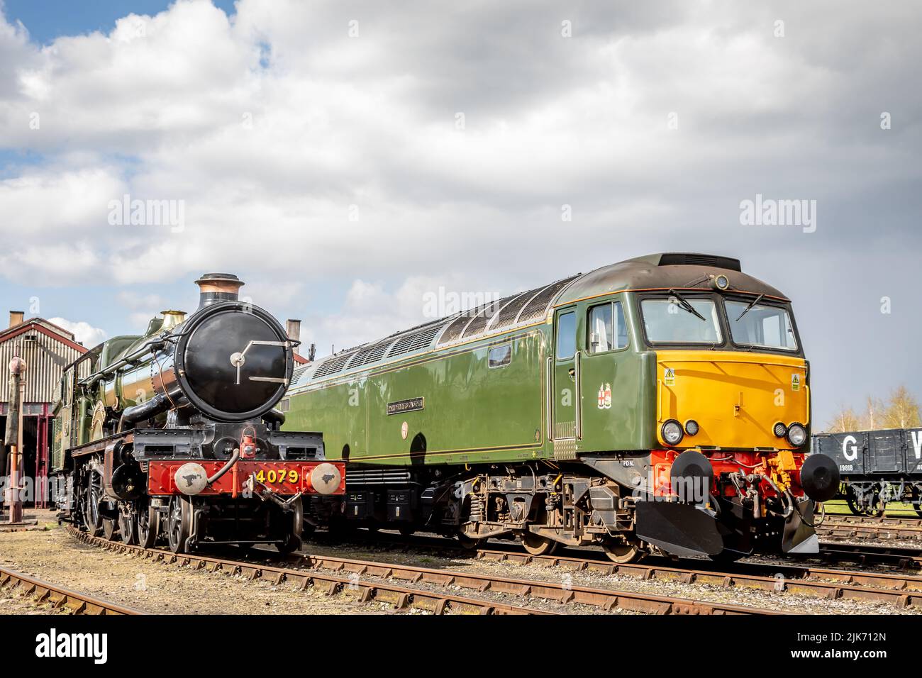 GWR 'Castle' 4-6-0 No. 4079 'Pendennis Castle and BR Class 57 No. 57604 'Pendennis Castle', Didcot Railway Center, Oxfordshire, Inghilterra, Regno Unito Foto Stock