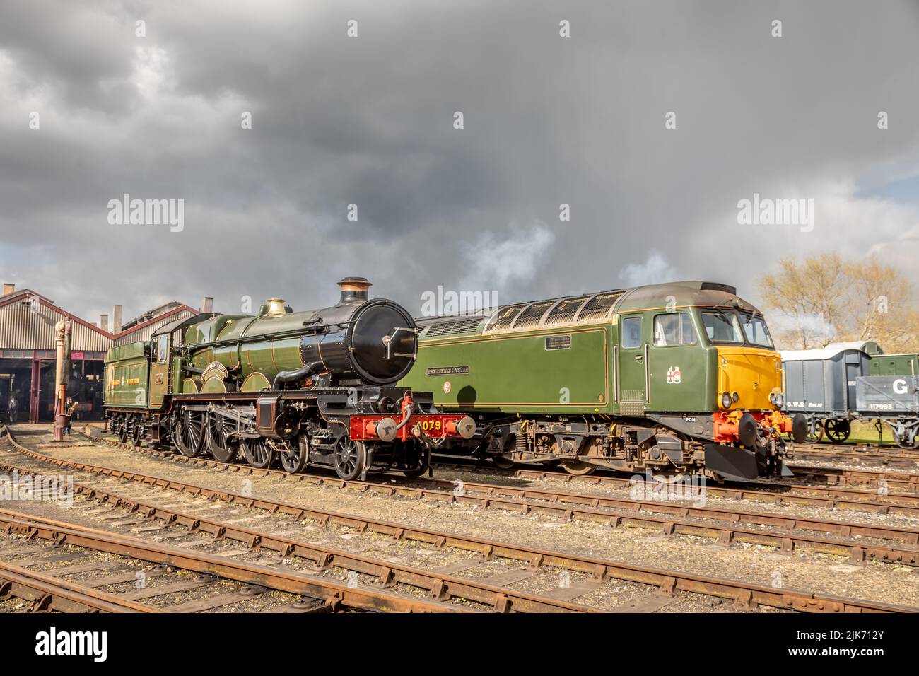 GWR 'Castle' 4-6-0 No. 4079 'Pendennis Castle and BR Class 57 No. 57604 'Pendennis Castle', Didcot Railway Center, Oxfordshire, Inghilterra, Regno Unito Foto Stock
