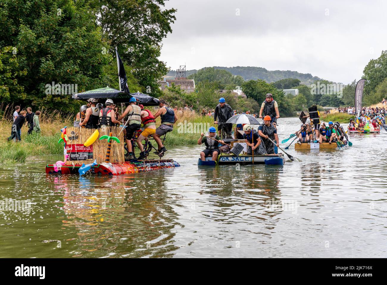 Lewes, Regno Unito. 31st luglio 2022. La gente del posto in zattere fatte in casa partecipa alla corsa di Lewes Raft sul fiume Ouse da Lewes a Newhaven. La Raft Race è un evento annuale organizzato da Lewes Round Table in aiuto di enti di beneficenza locali. Tradizionalmente, gli spettatori si allineano sulla riva del fiume e gettano uova e farina alle zattere con la gente sulle zattere proteggendosi con scudi fatti in casa. Credit: Grant Rooney/Alamy Live News Foto Stock