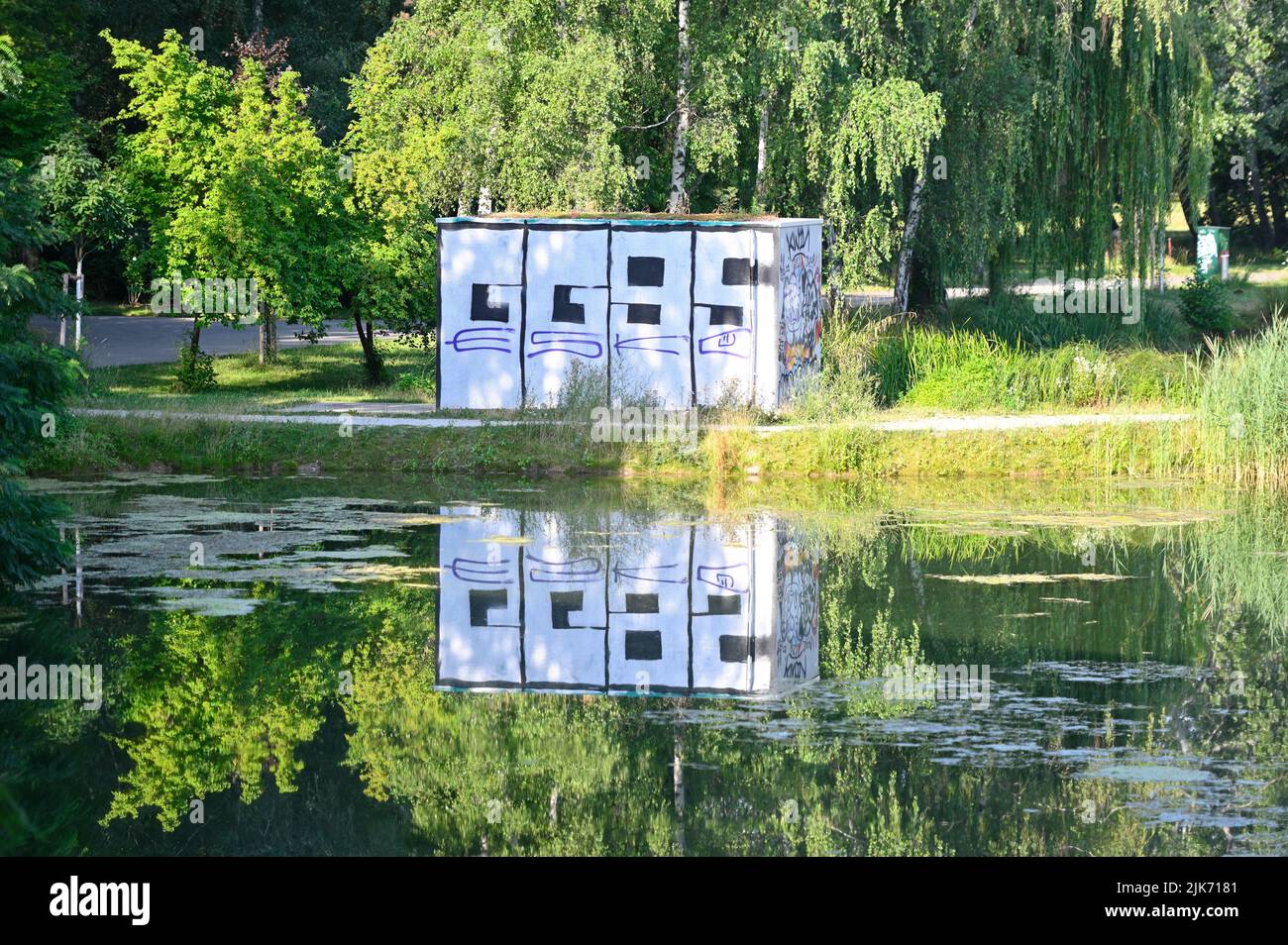 Vienna, Austria. Edificio con riflessi nel parco acquatico Floridsdorf Foto Stock