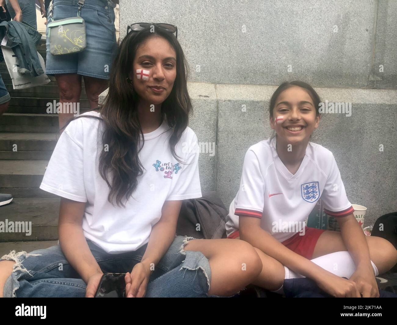 Laura Ghany, 32 anni, dal sud-est di Londra con sua figlia Samira  Ghany-Taylor, 10 anni, a Trafalgar Square, Londra, prima di una proiezione  della finale UEFA Women's Euro 2022 che si tiene