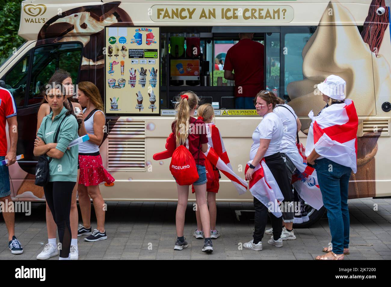 Londra, Regno Unito. 31 luglio 2022. I fan inglesi arrivano fuori dallo stadio di Wembley, davanti alla finale del Campionato europeo delle Donne (Euro 2022) tra Inghilterra e Germania. Si prevede che lo stadio sarà al suo 87.200 pieno di capacità, che sarà il maggior numero di tifosi per guardare una partita femminile. Al di fuori dello stadio e della zona locale, è in vigore un divieto di divieto di alcol. Credit: Stephen Chung / Alamy Live News Foto Stock