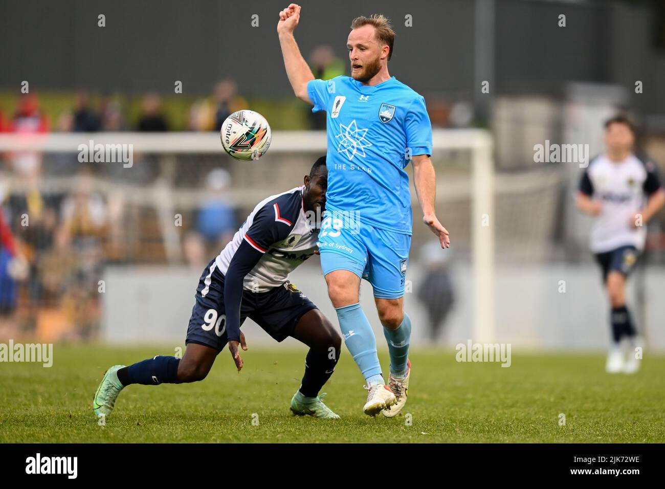 Rhyan Grant del Sydney FC e Paul Ayongo dei Mariners gareggiano per la palla durante il round del 32 Australia Cup match tra Sydney FC vs Central Coast Mariners al Leichhardt Oval il 31 luglio 2022 a Sydney, Australia. Foto Stock