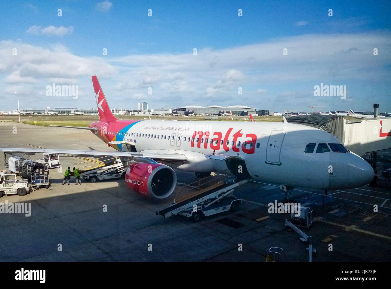 Luqa, Malta, marzo 2020. Gli aerei Air Malta si fermavano all'aeroporto internazionale di Malta in una giornata di sole. Foto Stock