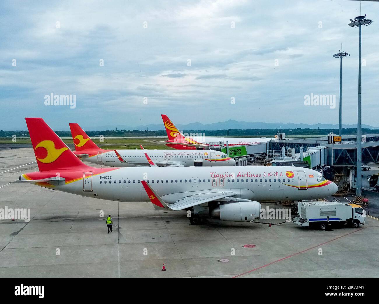 Pechino, Cina, agosto 2019. Gli aerei Tianjin Airlines si fermavano all'aeroporto internazionale di Pechino in una giornata nuvolosa. Foto Stock