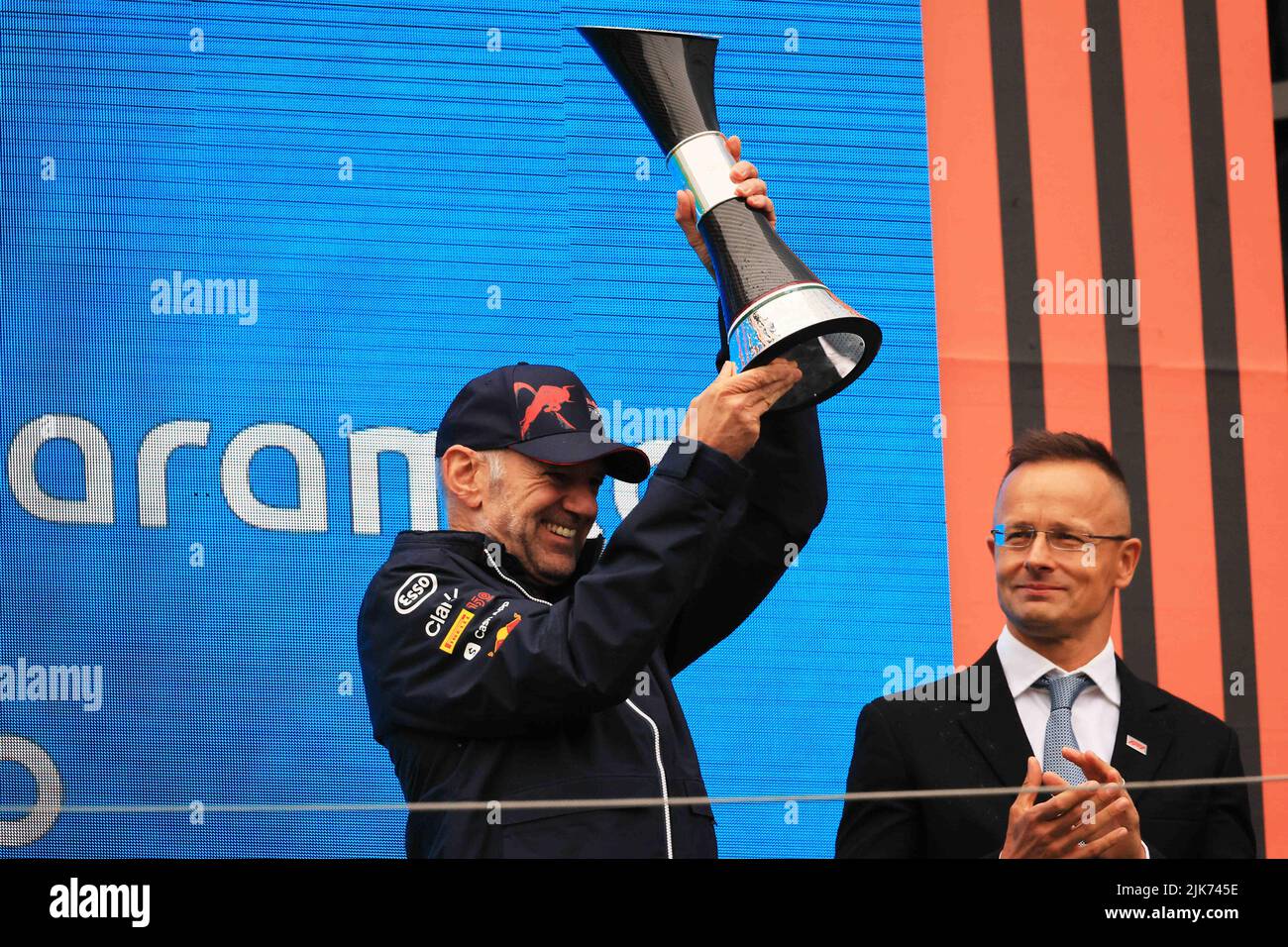 Budapest, Ungheria. 31st luglio 2022. 31st luglio 2022; l'Hungaroring, Mogyoród, Ungheria: FIA Formula 1 Grand Prix, giorno di gara: Oracle Red Bull Racing Chief Technology Officer, Adrian Newey accetta il trofeo di squadra sul podio Credit: Action Plus Sports Images/Alamy Live News Foto Stock