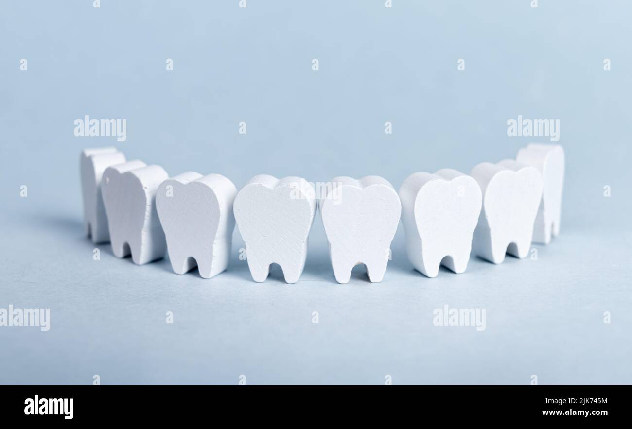 Fila di denti giocattolo su sfondo blu. Foto di alta qualità Foto Stock