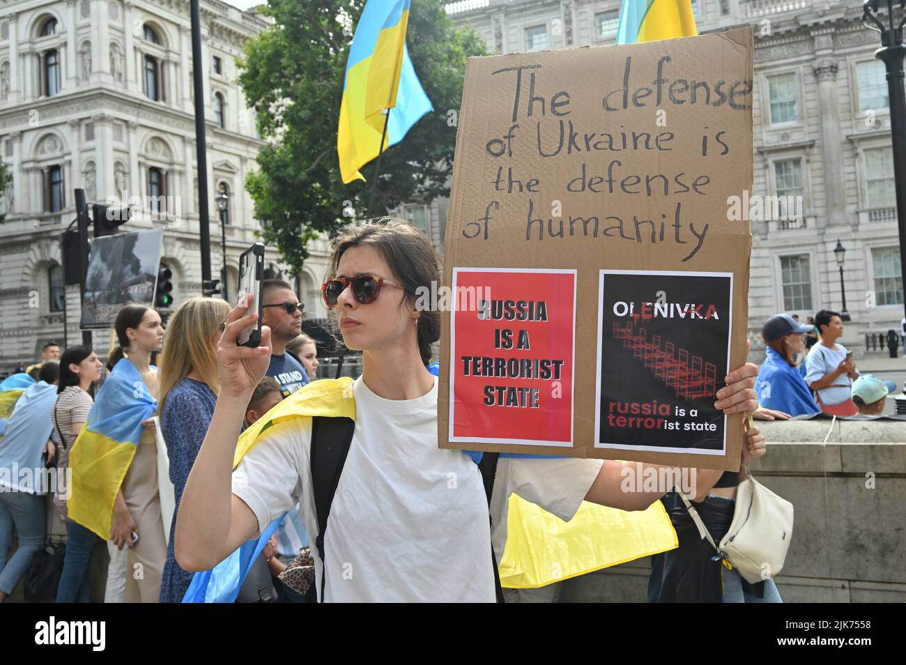 Londra, Regno Unito. 31 luglio 2022. I manifestanti hanno un cartello di protesta fuori Downing Street. Questa guerra è diventata così brutale che un errore potrebbe essere la terza guerra mondiale Suggerisco che le truppe russe tornino in Russia e lascino che gli ucraini vivano il proprio stile di vita e dimentichino che questa guerra non è mai avvenuta. Il fatto è che la Russia non può mai vincere la guerra in Ucraina e l'Ucraina non può mai vincere. Gli ucraini sono orgogliosi patrioti. Hanno lottato per la libertà dell'Ucraina, non come gli scarafaggi di Hong Kong, dove hanno tradito il loro popolo e la loro nazione. Credit: Vedi li/Picture Capital/Alamy Live News Foto Stock