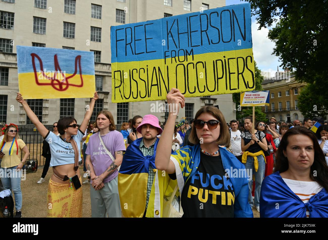 Londra, Regno Unito. 31 luglio 2022. I manifestanti hanno un cartello di protesta fuori Downing Street. Questa guerra è diventata così brutale che un errore potrebbe essere la terza guerra mondiale Suggerisco che le truppe russe tornino in Russia e lascino che gli ucraini vivano il proprio stile di vita e dimentichino che questa guerra non è mai avvenuta. Il fatto è che la Russia non può mai vincere la guerra in Ucraina e l'Ucraina non può mai vincere. Gli ucraini sono orgogliosi patrioti. Hanno lottato per la libertà dell'Ucraina, non come gli scarafaggi di Hong Kong, dove hanno tradito il loro popolo e la loro nazione. Credit: Vedi li/Picture Capital/Alamy Live News Foto Stock