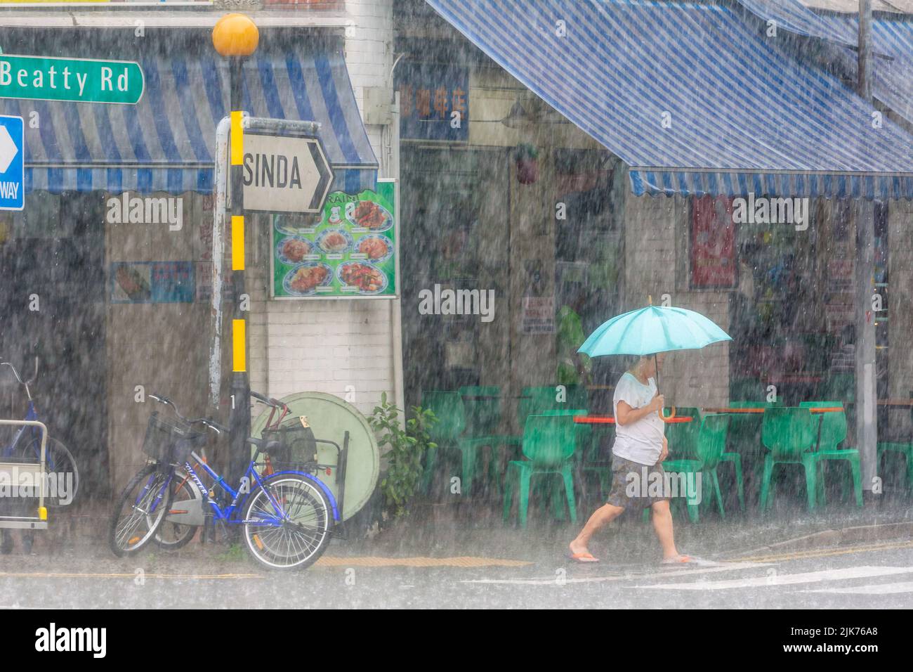 Angolo di Serangoon Road e Beatty Road durante il downpour tropicale, Repubblica di Singapore Foto Stock