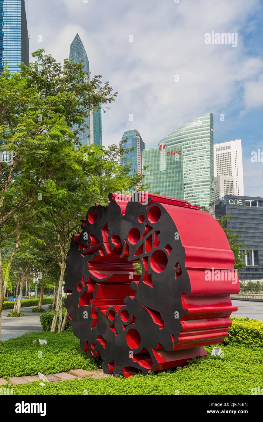 A World United, scultura dell'artista singaporiano Huang Yifan, b. 1987. L'opera è esposta a Marina Bay, Repubblica di Singapore. Foto Stock