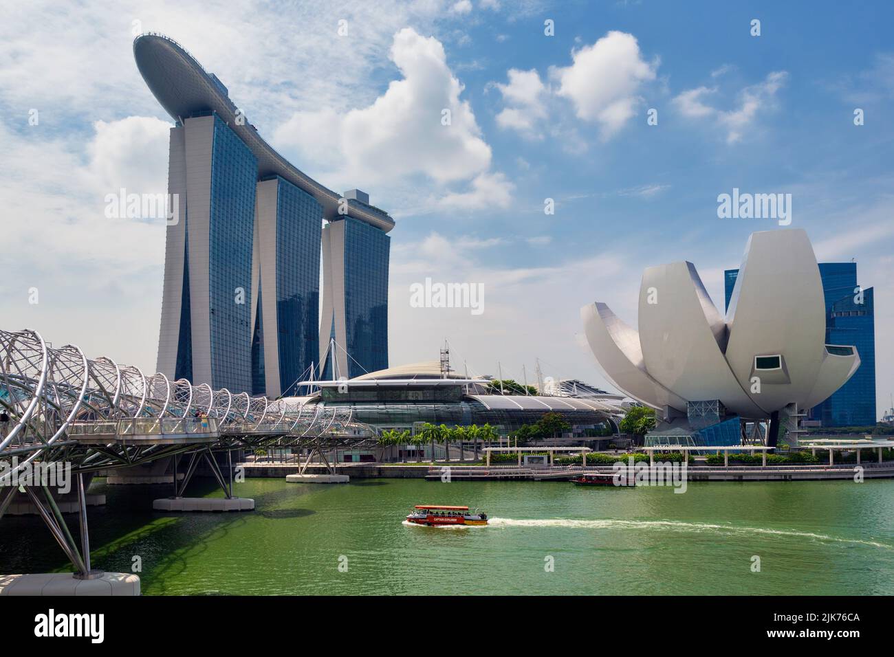 L'edificio Marina Bay Sands e (a destra) il museo ArtScience Repubblica di Singapore. Entrambi gli edifici sono stati progettati dall'architetto israeliano Moshe S. Foto Stock