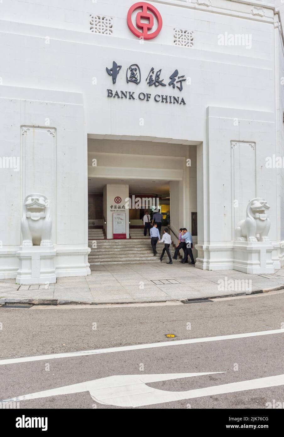 Bank of China, Battery Road, Singapore. L'edificio modernista risale al 1954 ed è stato progettato da Palmer e Turner di Hong Kong. I leoni di protezione Foto Stock