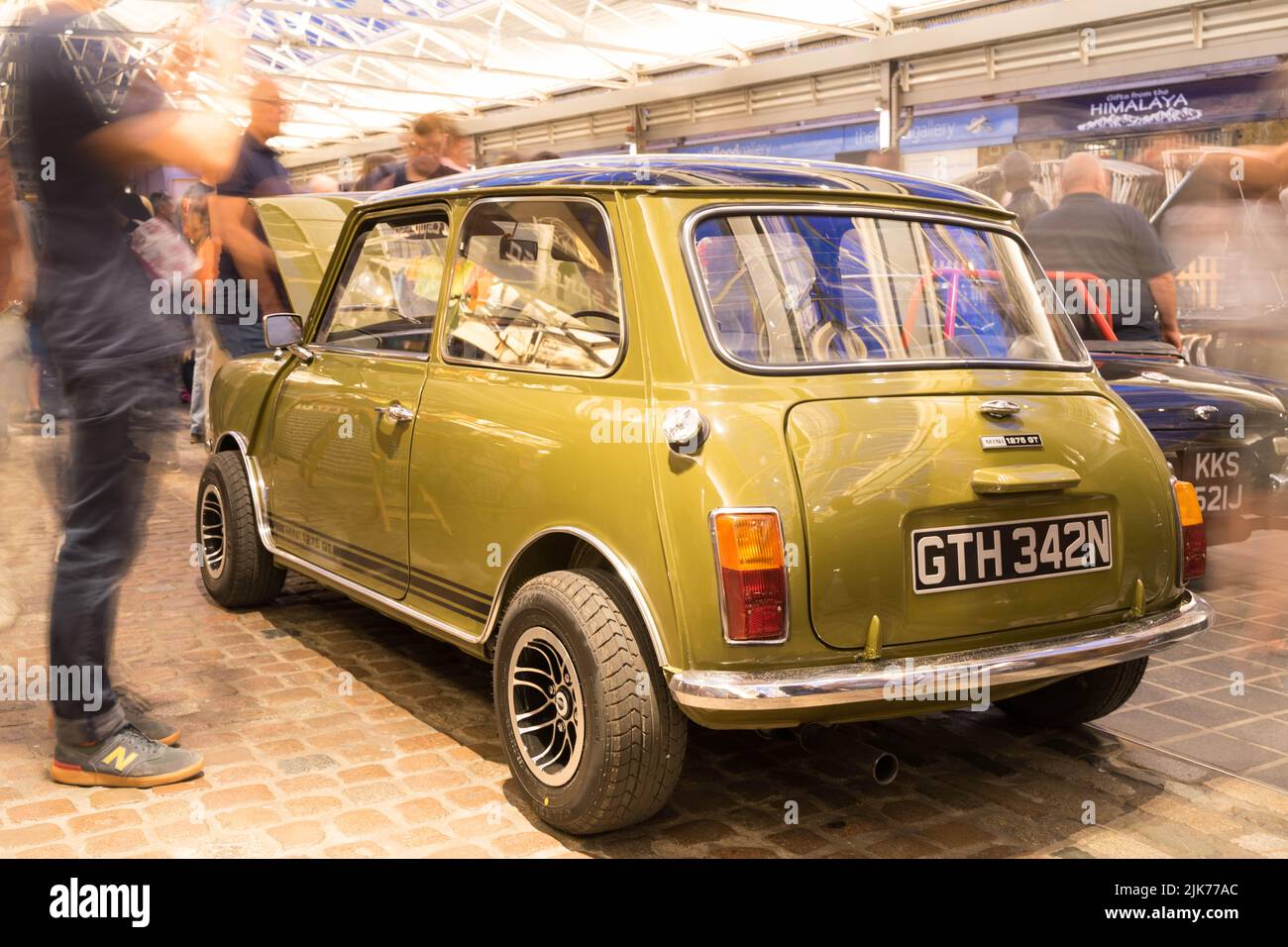 Vista laterale posteriore del green ROVER MINI al "Park it in the Market", spettacolo di auto classiche al Greenwich Market South East London England UK Foto Stock