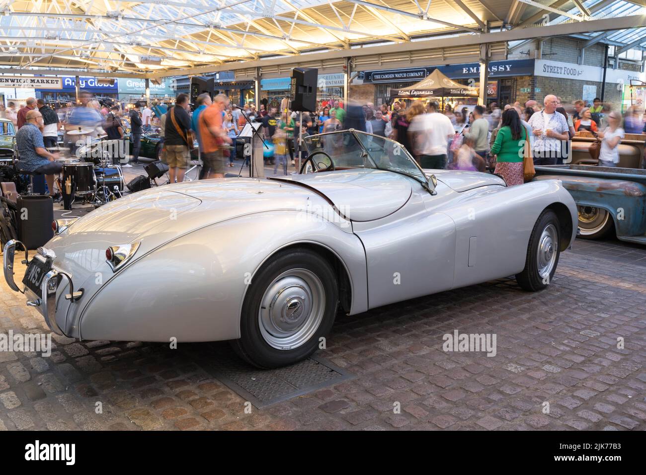 Vista laterale posteriore DELLA JAGUAR Silver al salone "Park it in the Market" al Greenwich Market South East London England UK Foto Stock