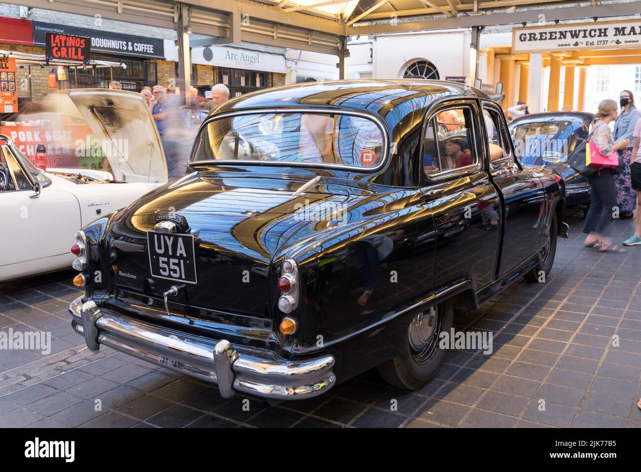 Vista laterale posteriore DI SERIE al "Park it in the Market", mostra di auto classica al Greenwich Market South East London England UK Foto Stock