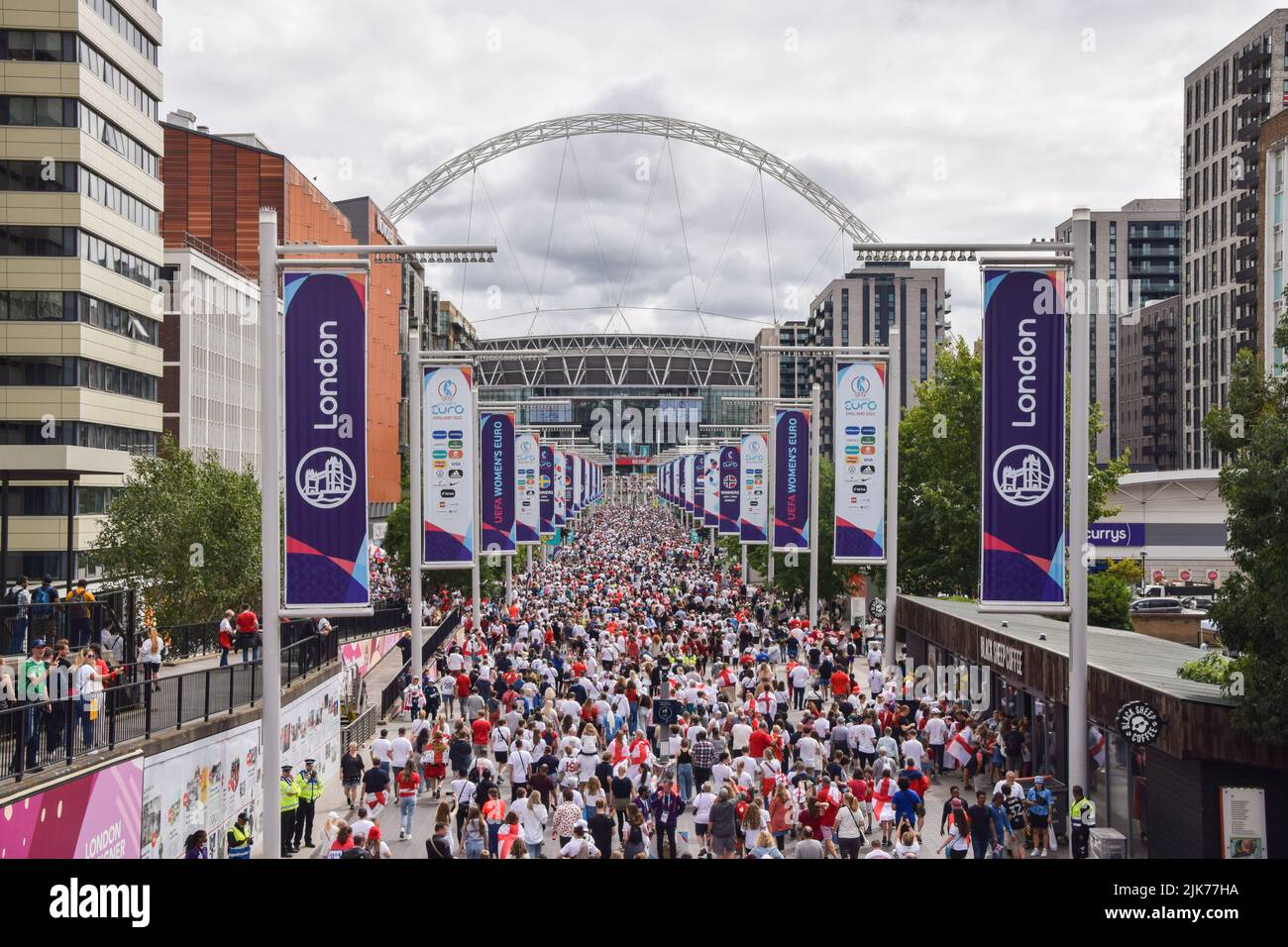 Londra, Regno Unito. 31st luglio 2022. I tifosi arrivano al Wembley Stadium per la partita finale di Inghilterra V Germania UEFA Women's Euro. Credit: Vuk Valcic/Alamy Live News Foto Stock