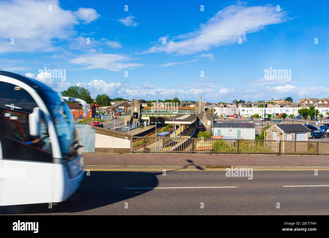 Vista sulla strada a Weston-super-Mare al tramonto - una città sul mare nel Somerset del Nord, Inghilterra. Foto Stock