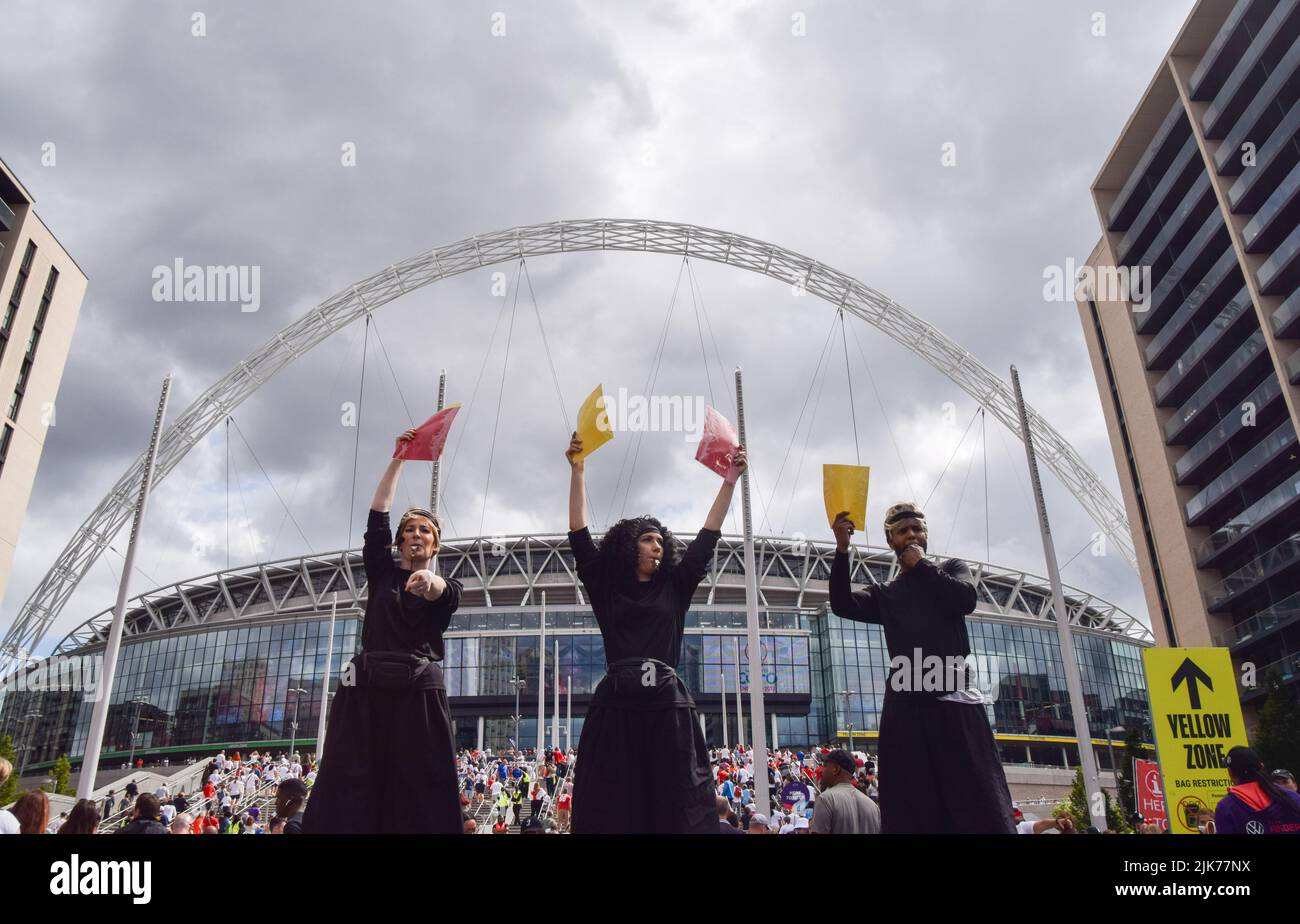 Londra, Regno Unito. 31st luglio 2022. Gli 'arbitri' su palafitte che detengono enormi carte rosse e gialle accolgono i fan che arrivano al Wembley Stadium per la partita finale dell'euro femminile dell'Inghilterra V Germania. Credit: Vuk Valcic/Alamy Live News Foto Stock