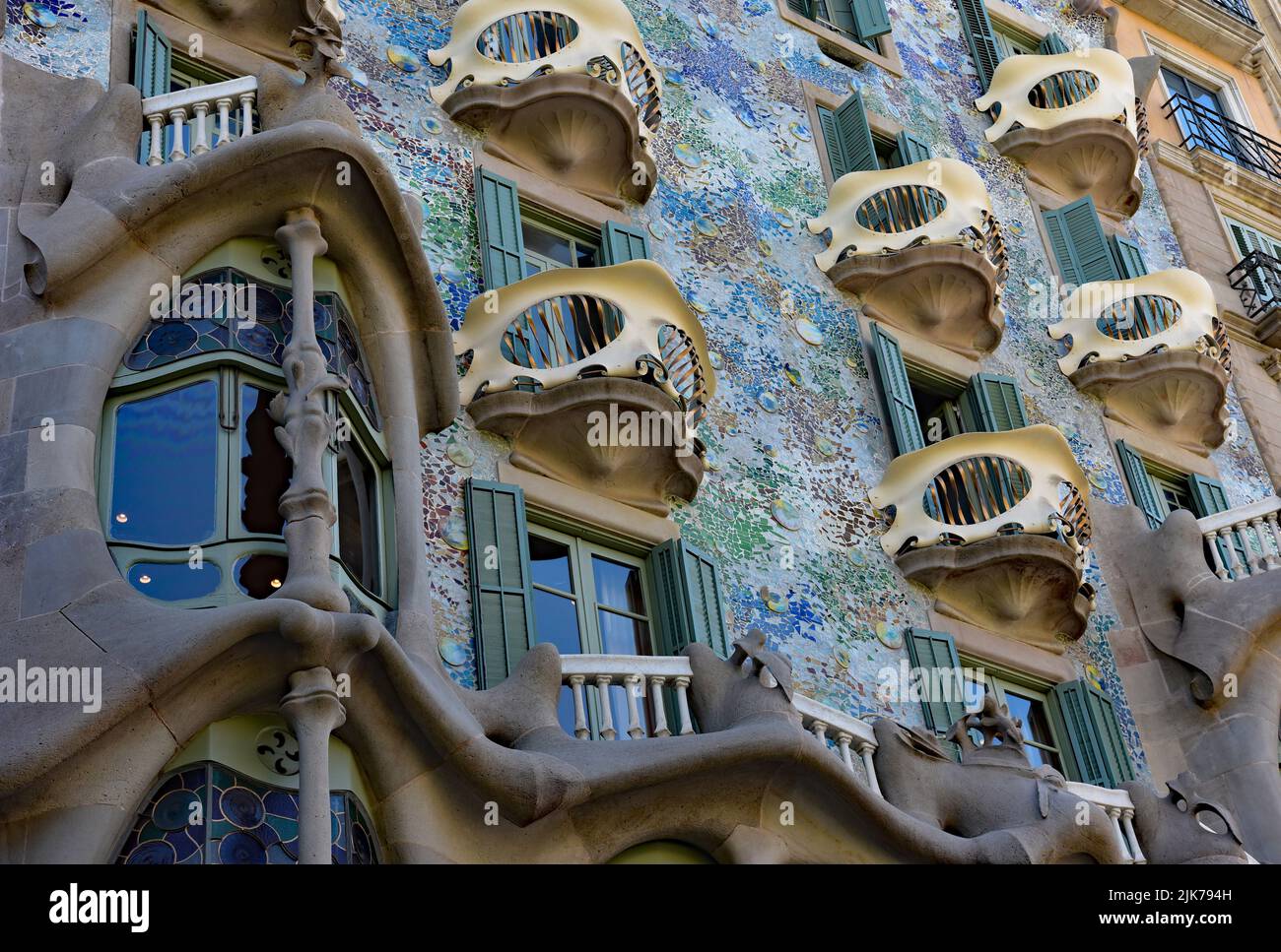 L'esterno meravigliosamente strano di Casa Batlló, una delle più belle opere di Antoni Gaudi, Passeig de Gràcia, Barcellona, Catalogna, Spagna. Foto Stock