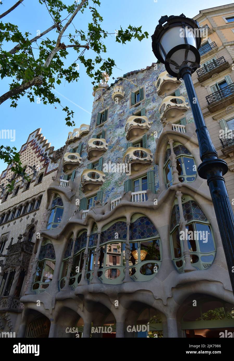 L'esterno meravigliosamente strano di Casa Batlló, una delle più belle opere di Antoni Gaudi, Passeig de Gràcia, Barcellona, Catalogna, Spagna. Foto Stock