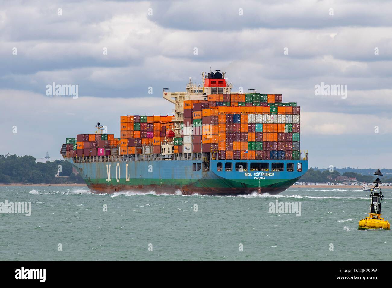 LA nave a container MOL Experience che entra nel porto di southampton attracca nel canale della spina nel solent uk, la nave a container MOL, la grande containerizzazione Foto Stock
