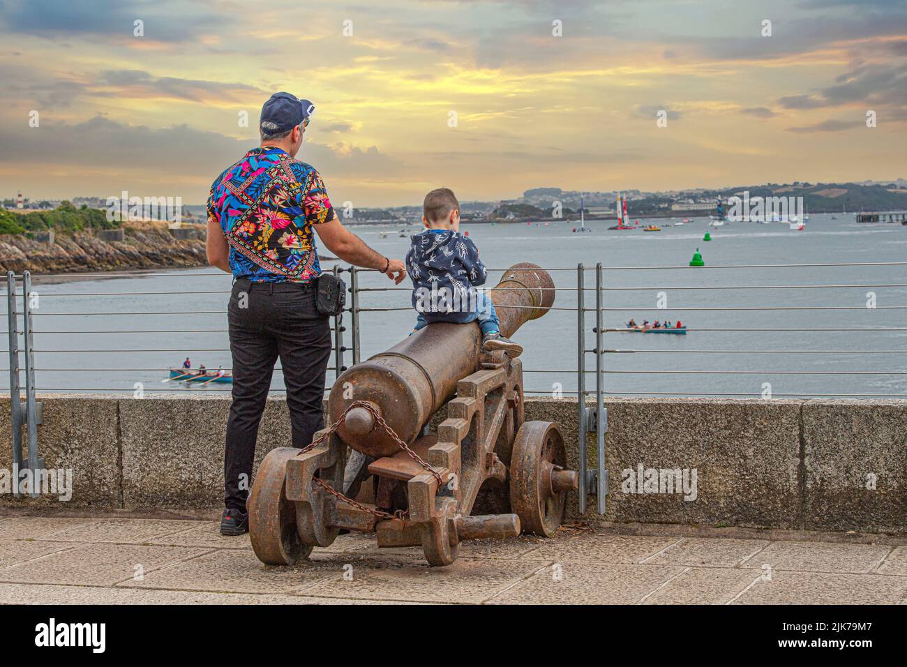 Plymouth, Regno Unito. 31st luglio, 2022. Guardare l'evento mondiale di vela dalla costa della Cornovaglia, UK Credit: Farlap/Alamy Live News Foto Stock
