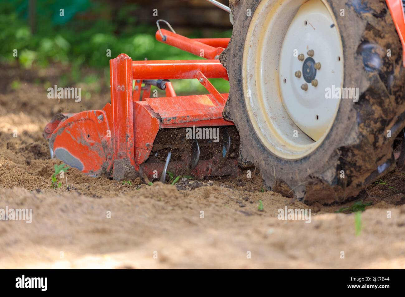 Coltivatore per minitratto per l'allentamento del terreno. Lavoro agricolo. Scavo. Primo piano. Foto Stock